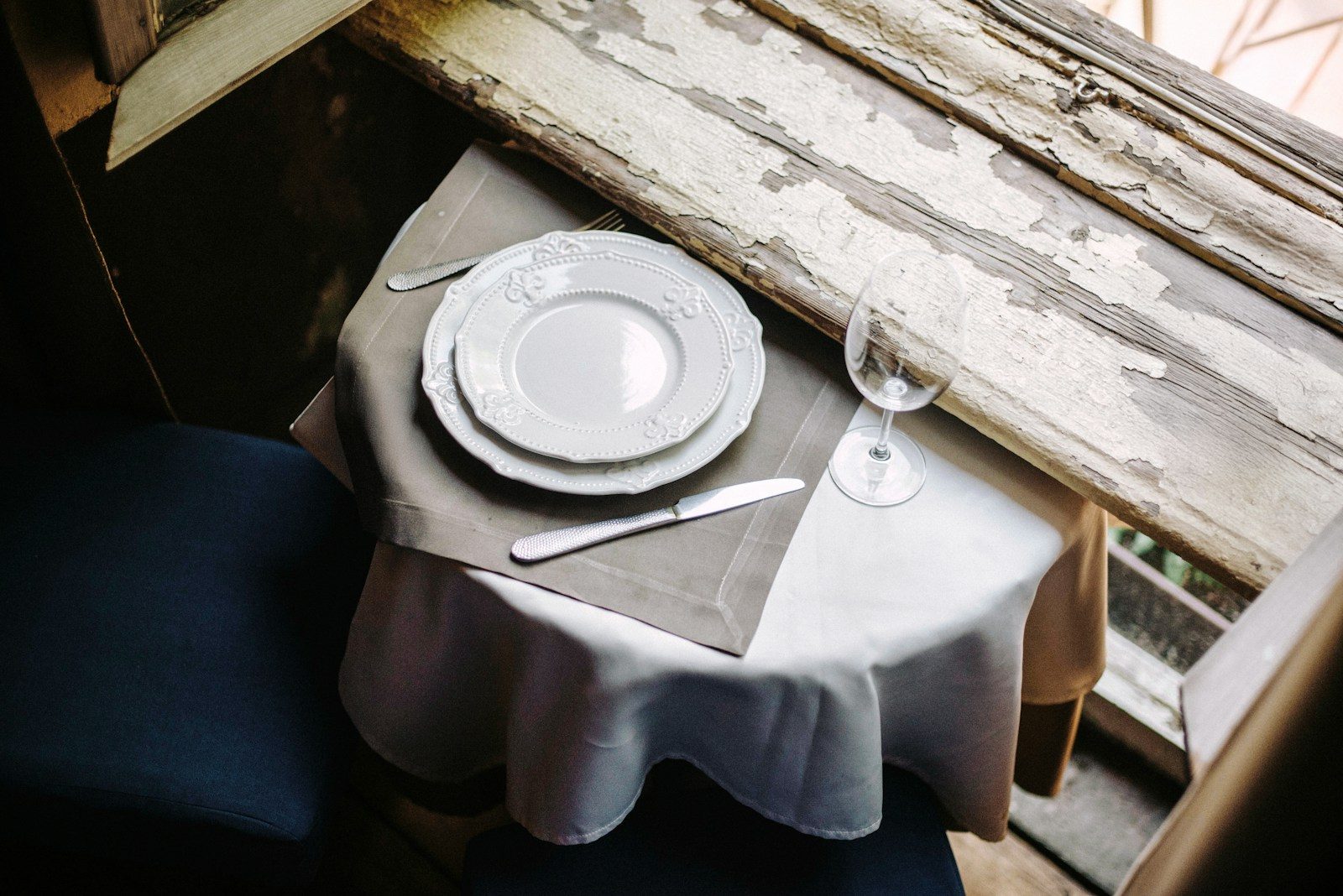 Une table près de la fenêtre