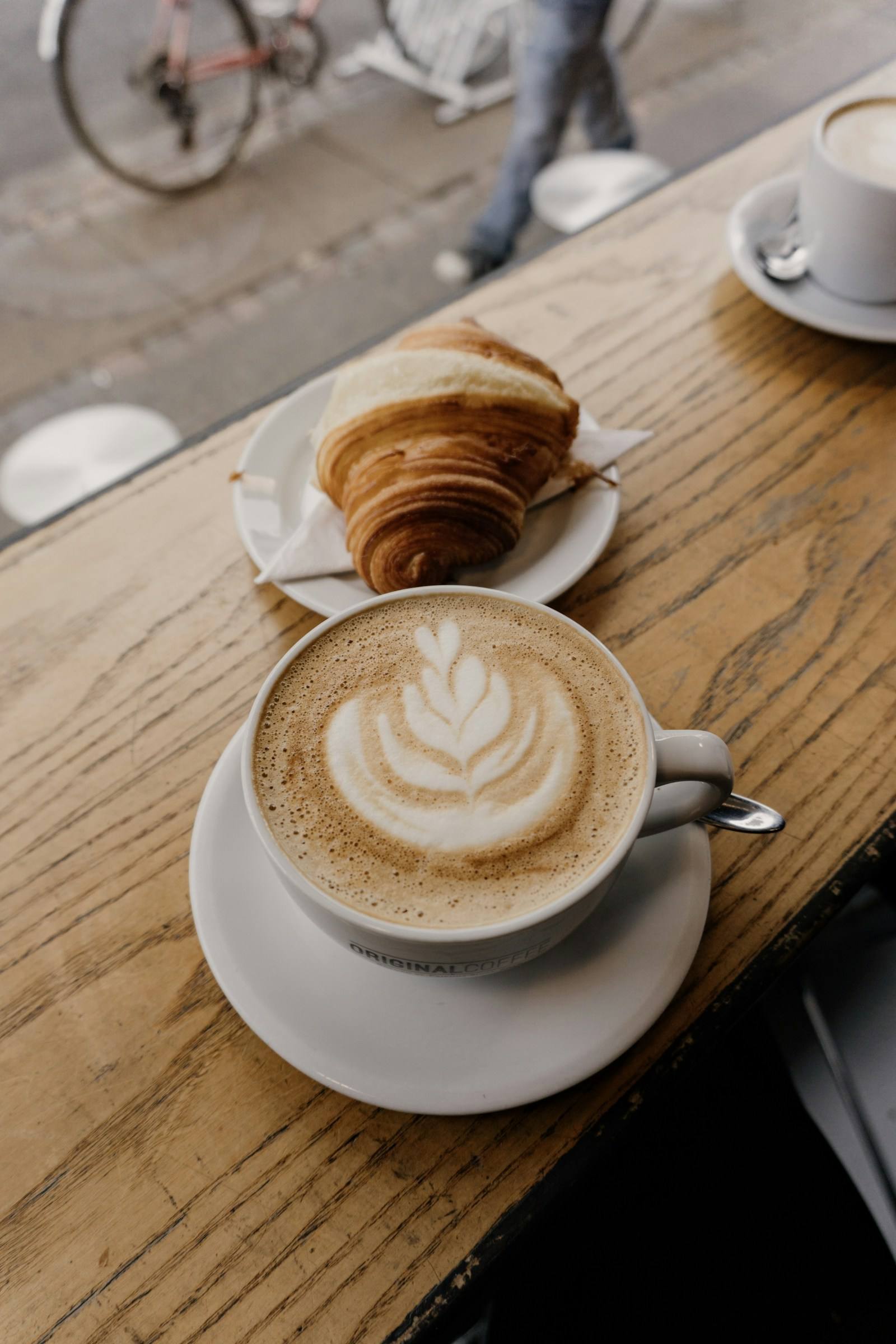 Cappuccino, croissant